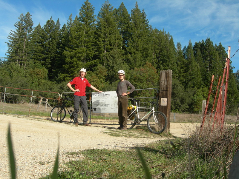 Met CW en fietsen voor upper campus ingang